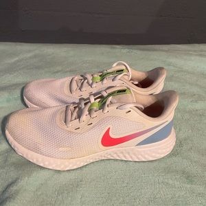 Nike Revolution
